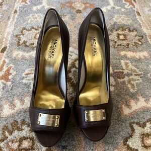 Michael Kors brown peep toe leather heel with gold emblem size 9.5